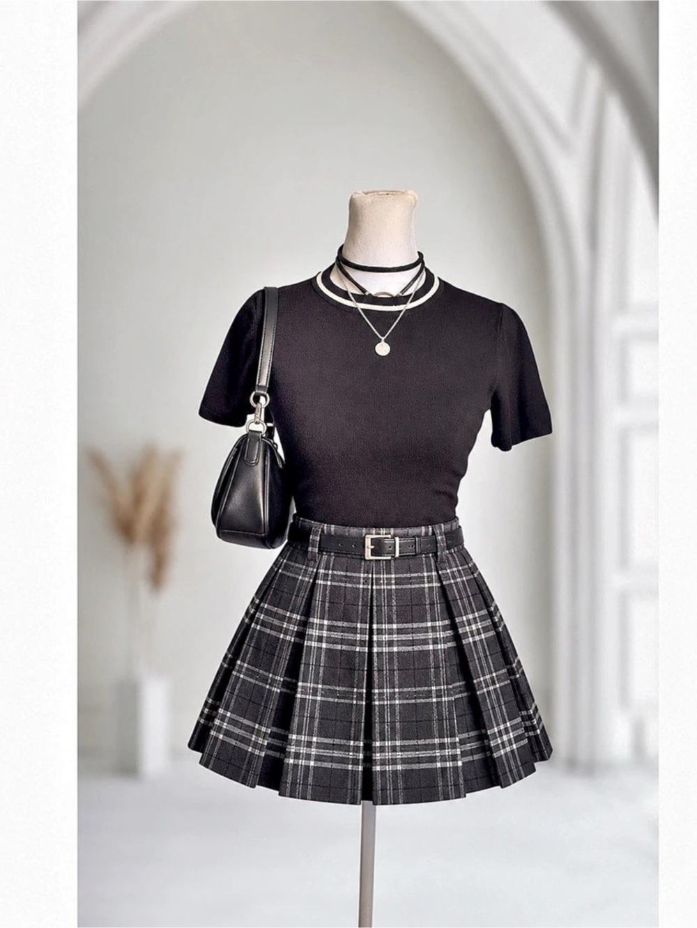 Brandy Melville One Size Black Contrast Trim Fitted Short Sleeve Knit Top Y2K